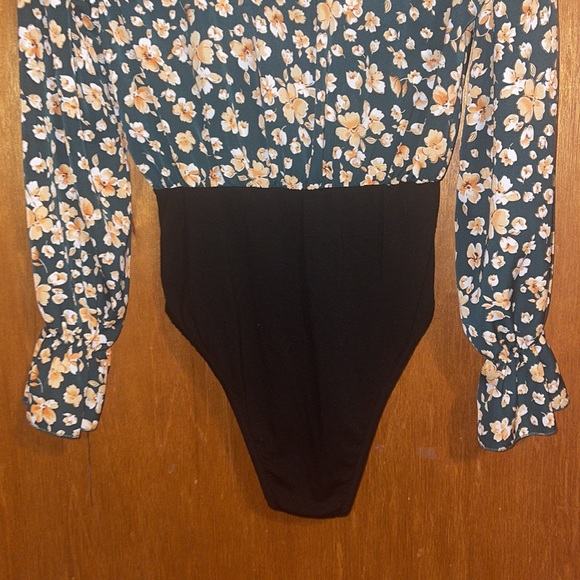 •SHEIN•NWB GORGEOUS GREEN RUFFLE DEEP-V YELLOW FLORAL BODYSUIT SIZE MEDIUM - Picture 7 of 9